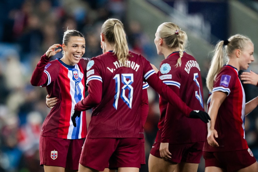 Norske fotballkvinner under landskamp