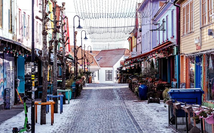 Gågaten i Stavanger vintertid med lilla-toner.