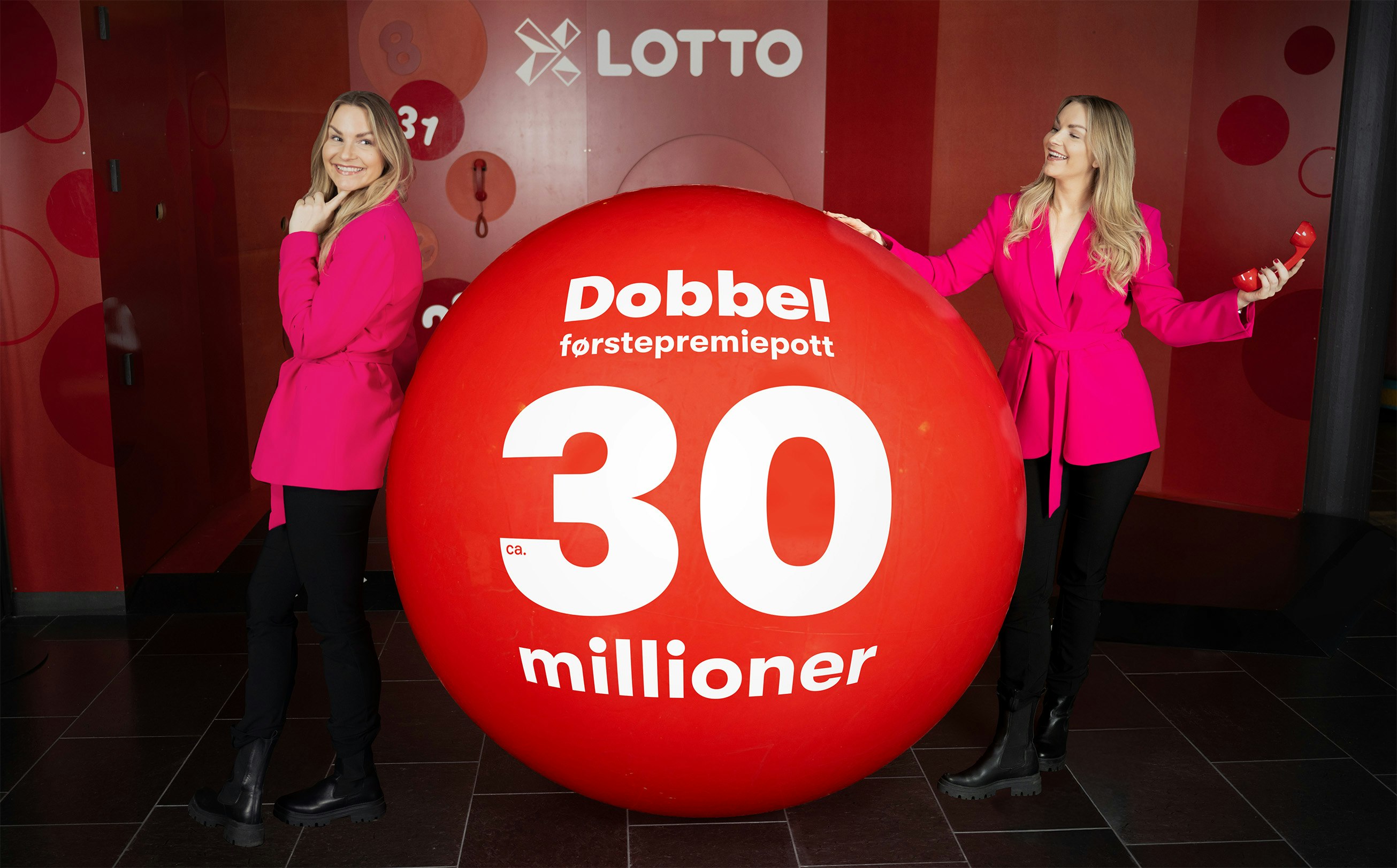 Trekningsredaktør Pie C. Skagsoset Norseng i rosa dressjakke redigert inn to ganger i bildet, stående ved en stor rød ball med «dobbel førstepremiepott ca. 30 millioner).