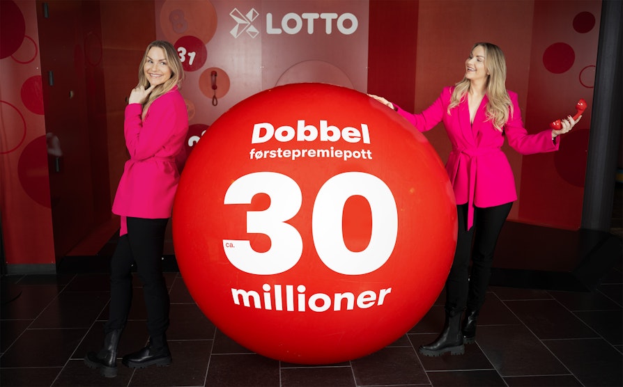 Trekningsredaktør Pie C. Skagsoset Norseng i rosa dressjakke redigert inn to ganger i bildet, stående ved en stor rød ball med «dobbel førstepremiepott ca. 30 millioner).