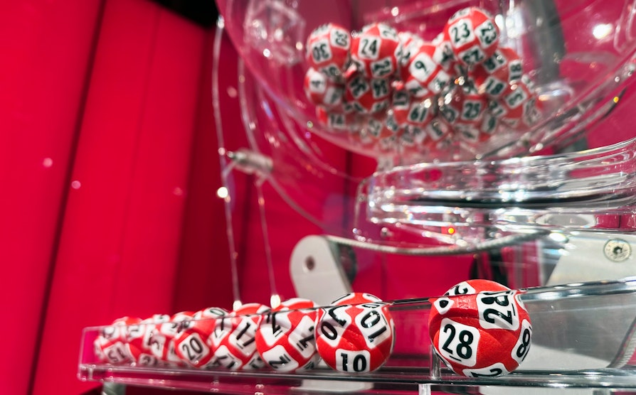 Trekningsmaskinen med de ferdigtrekte Lotto-tallene.