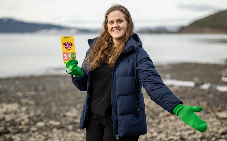 Kvinne ute med Påskeflax-heftet i