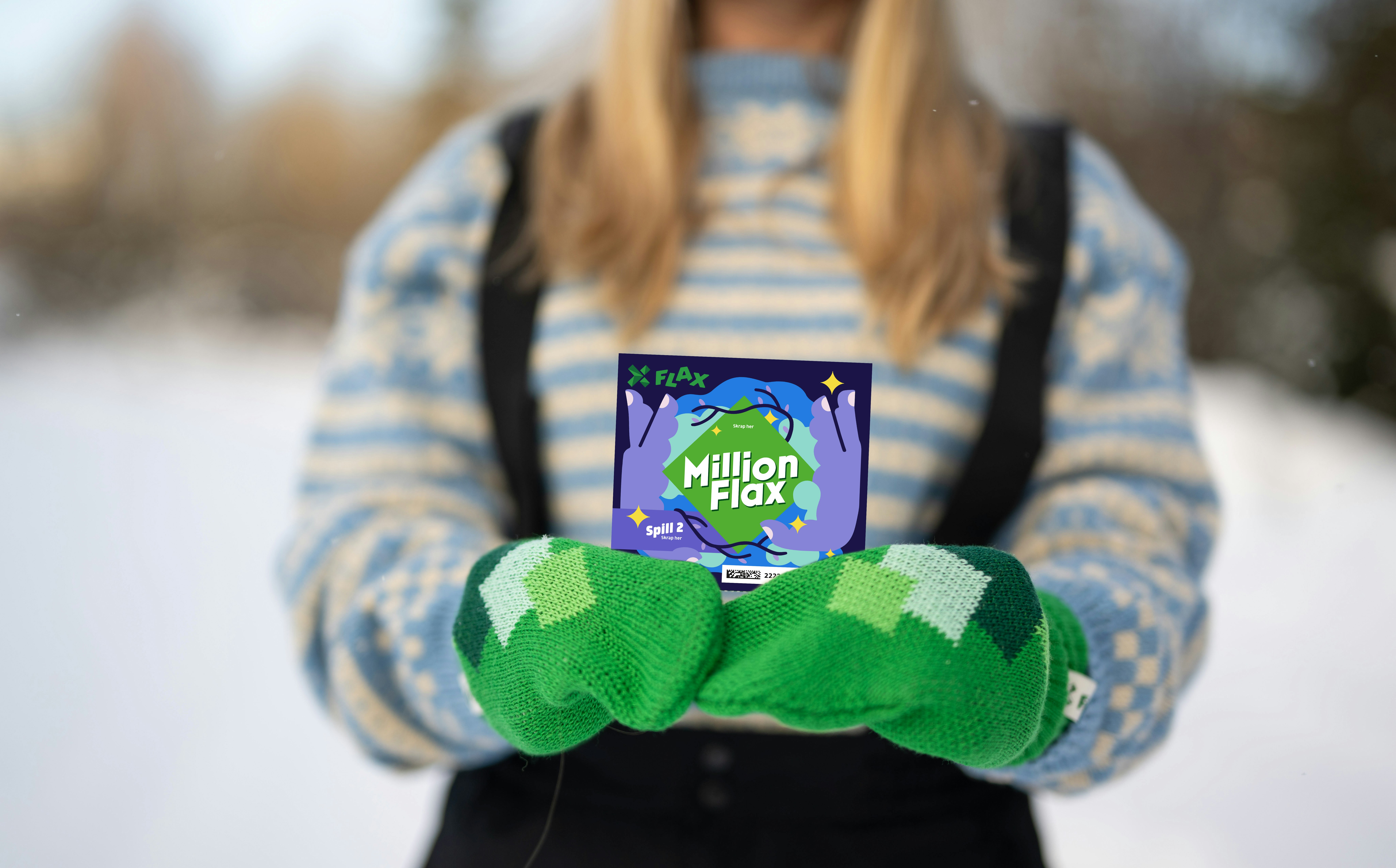 Utsnitt av en kvinnetorso med grønne votter, blå strikkegenser og blondt hår som holder et MillionFlax med begge hender.