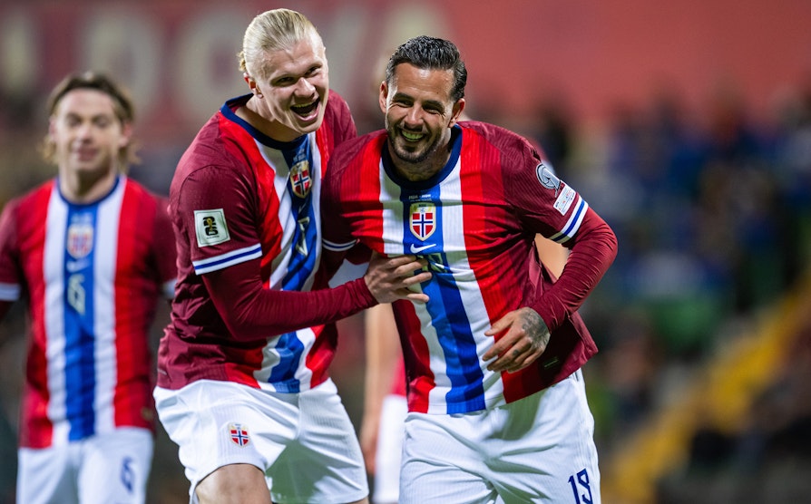 Erling Braut Haaland og Aron Dønnum i landslagskampen i fotball mellom Norge og Moldova.