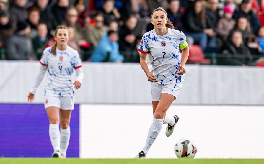 Ingrid Syrstad Engen og Tuva Hansen i bakgrunnen i Norges kamp mot Island i nasjonsligaen.