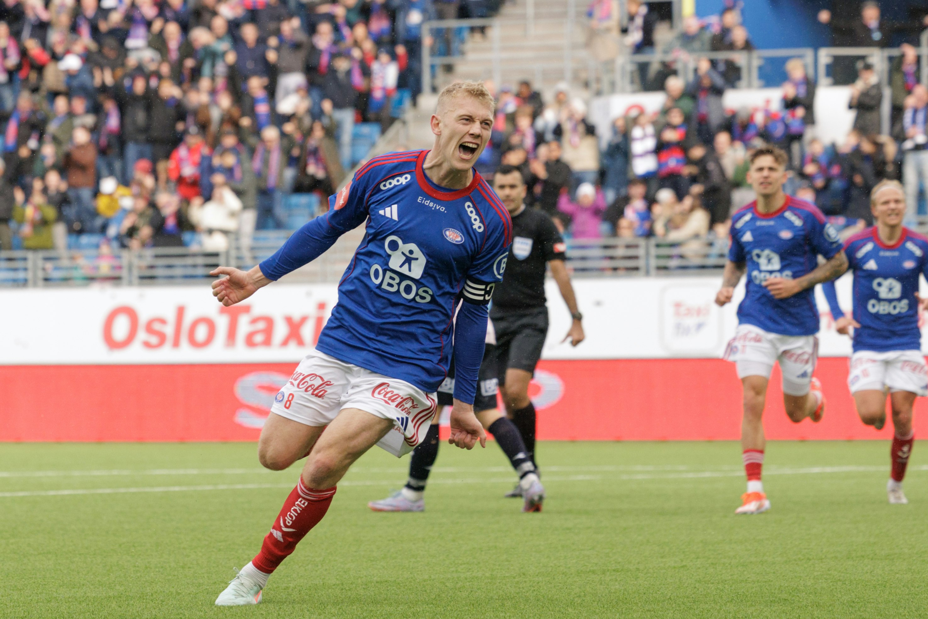 Vålerengas Henrik Bjørdal feirer ett av sine to mål i serieåpningen mot Viking.