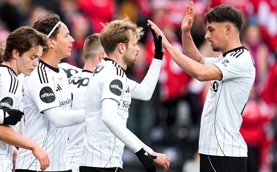 Rosenborg-spillerne feirer etter scoring i Eliteserien 2025.
