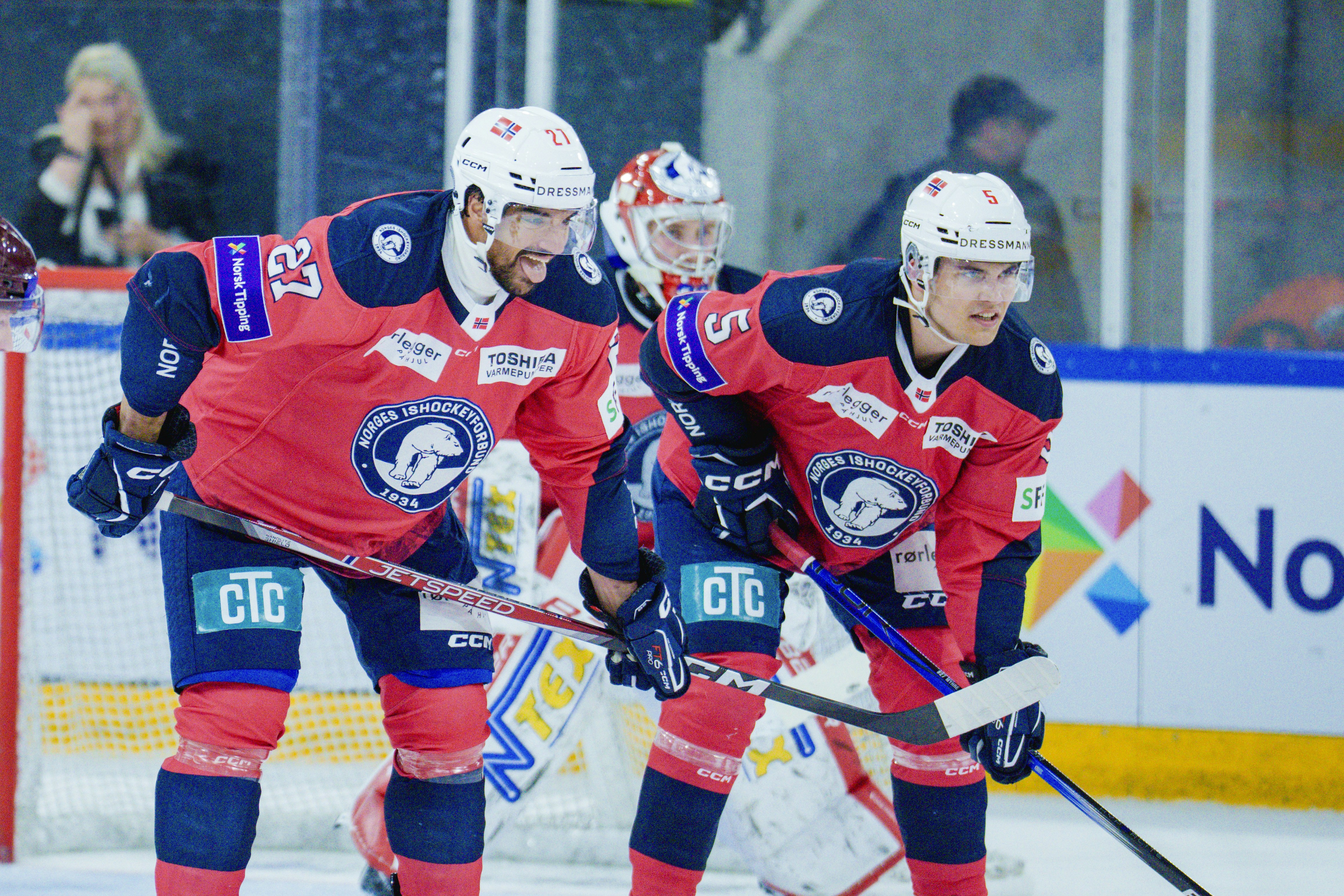 Norges Andreas Martinsen og Jonas Nyhus Myhre i ishockeykampen mellom Norge og Latvia i Varner Arena i Asker fredag