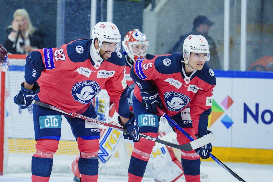 Norges Andreas Martinsen og Jonas Nyhus Myhre i ishockeykampen mellom Norge og Latvia i Varner Arena i Asker fredag