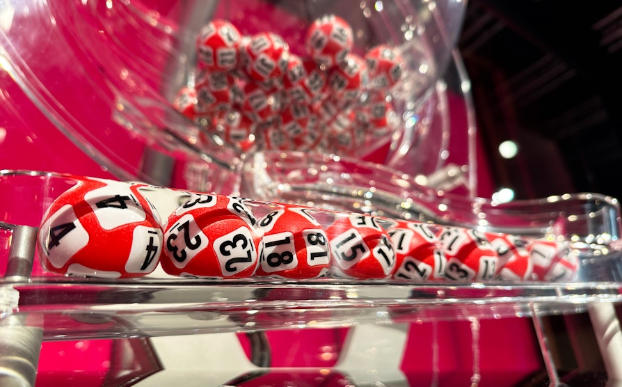 Trekningsmaskinen med de ferdig trukne Lotto-tallene lørdag 10.05.25.