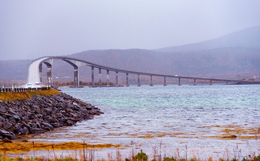 Hadselbrua i Stokmarknes i magenta-toner.