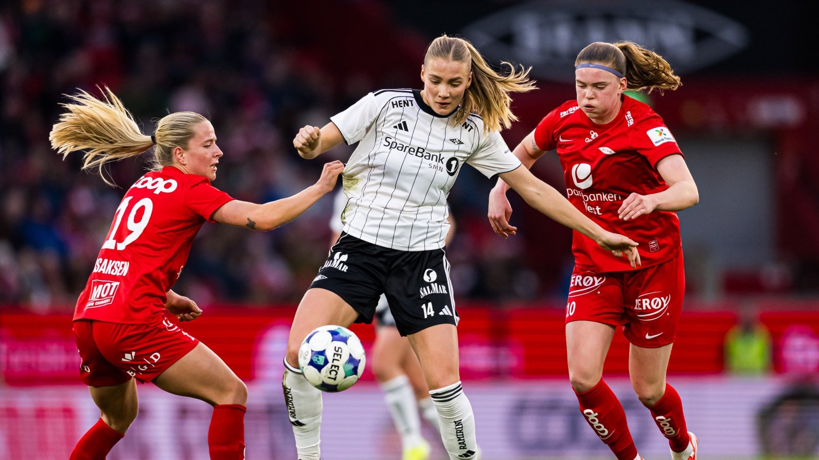 Toppserien. Spillere fra Brann og Rosenborg under fotballkamp.