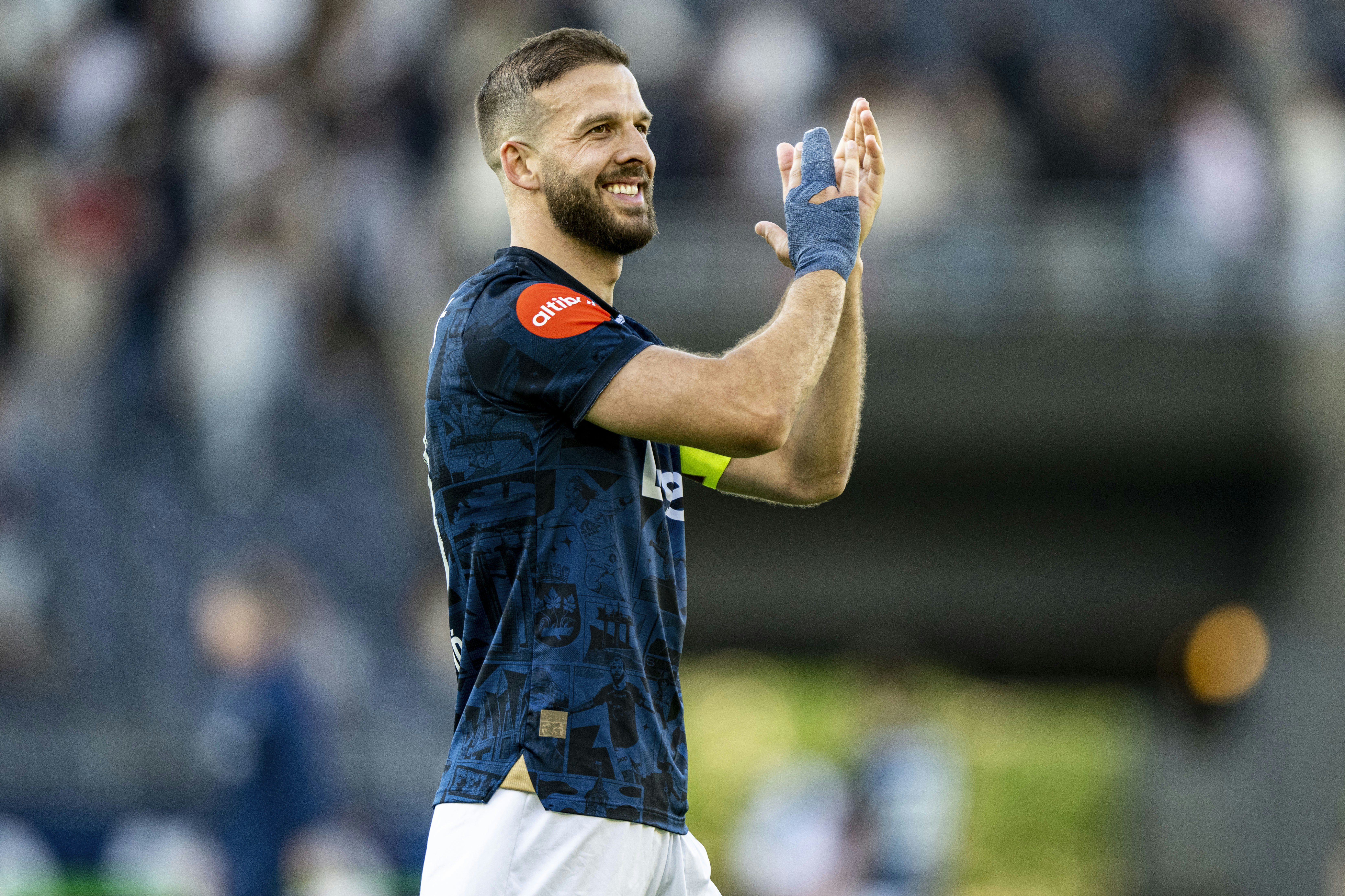 Bilde av Viking-spiller Zlatko Tripic. Etter kamp - ute på banen. Klapper og smiler.