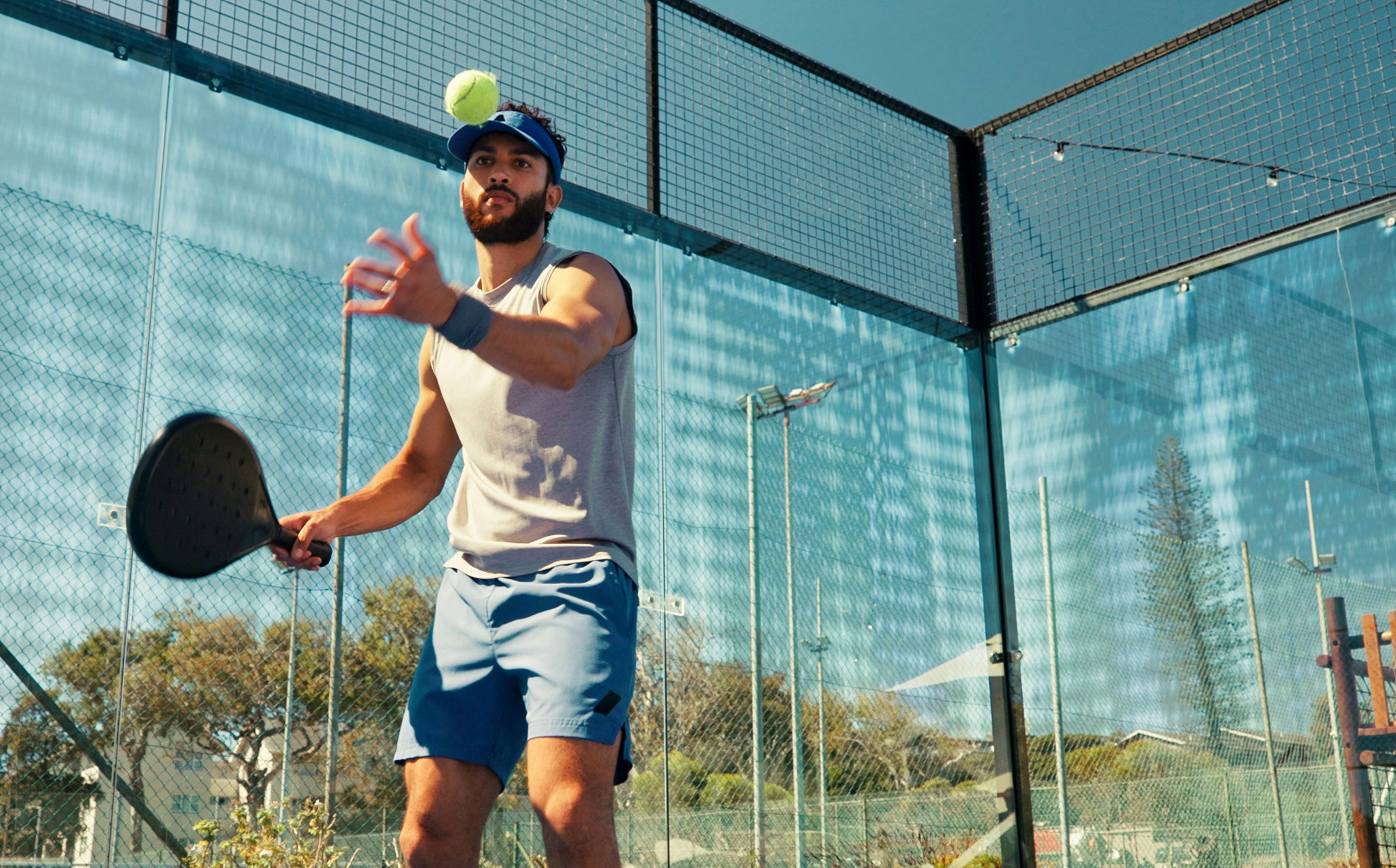 Mann som spiller padel