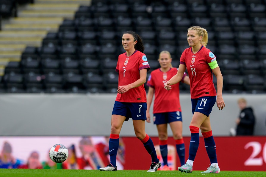 Ingrid Syrstad Engen og Ada Hegerberg i landskampen i fotball mellom Norge og Island