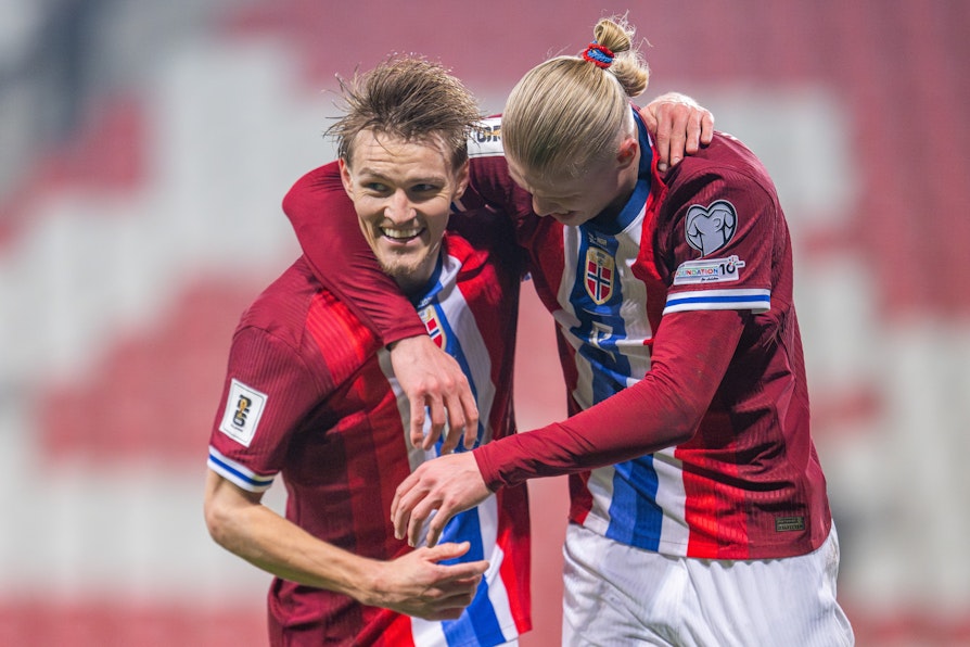 Martin Ødegaard og Erling Braut Haaland feirer scoring etter Norges landskamp.