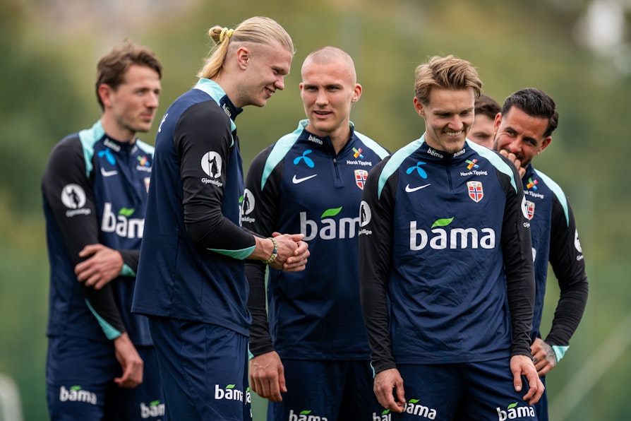 Sander Berge, Erling Braut Haaland, Leo Østigård, Martin Ødegaard og Aron Dønnum på landslagssamling for Norge.