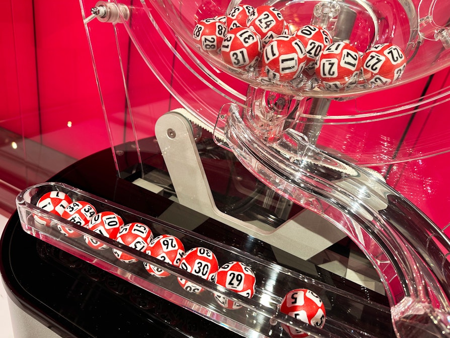 Trekningsmaskinen med de ferdig trukne Lotto-tallene lørdag 7. juni 25.