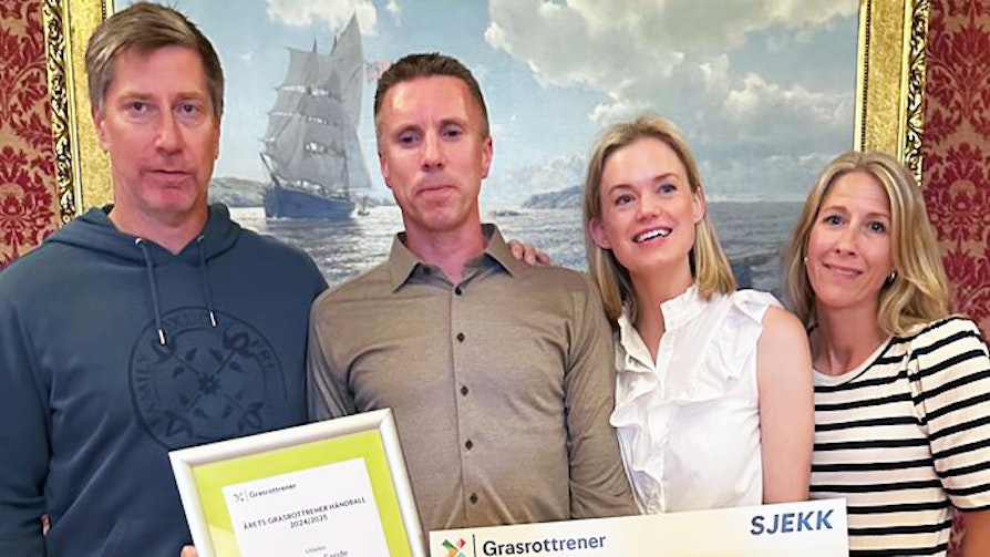 Bilde av Årets Grasrottrener 2025, flankert av Jonas Wille,  Kirsti Tomassen Bredsvoll og  Aina Westgaard.