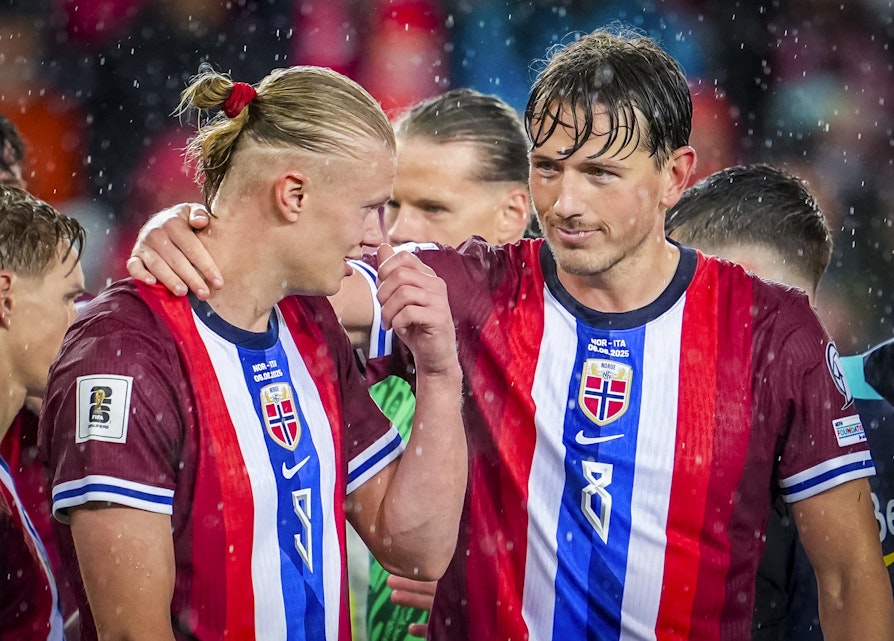 Bilde av Erling Braut Haaland og Sander Berge. Landskamp mot Italia. Norge vant 3-0. Bilde tatt etter kampen. Berge holder rundt Haaland.