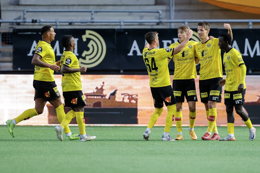Lillestrøm-spillere jubler etter 2-2 målet til Thomas Lehne Olsen under 1. divisjonskamp i fotball mellom Aalesund og Lillestrøm.