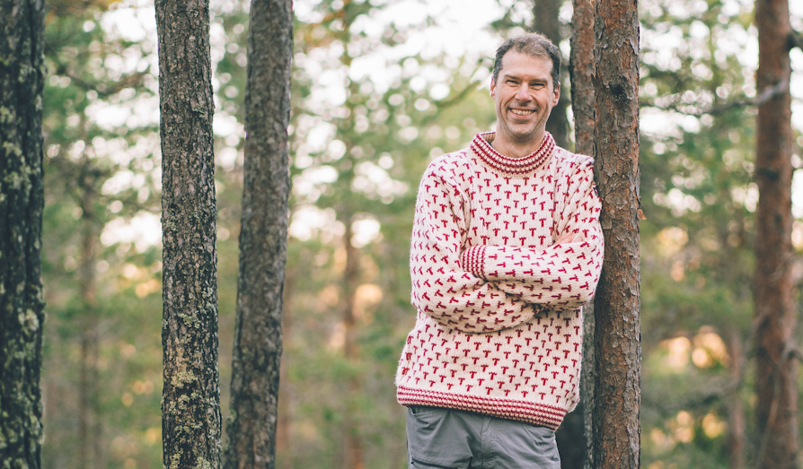 Bilde av TOR KÅVPVIK, fungerende generalsekretær i DNT. Tatt ute i skogen. Smiler og ser inn i kameraet.