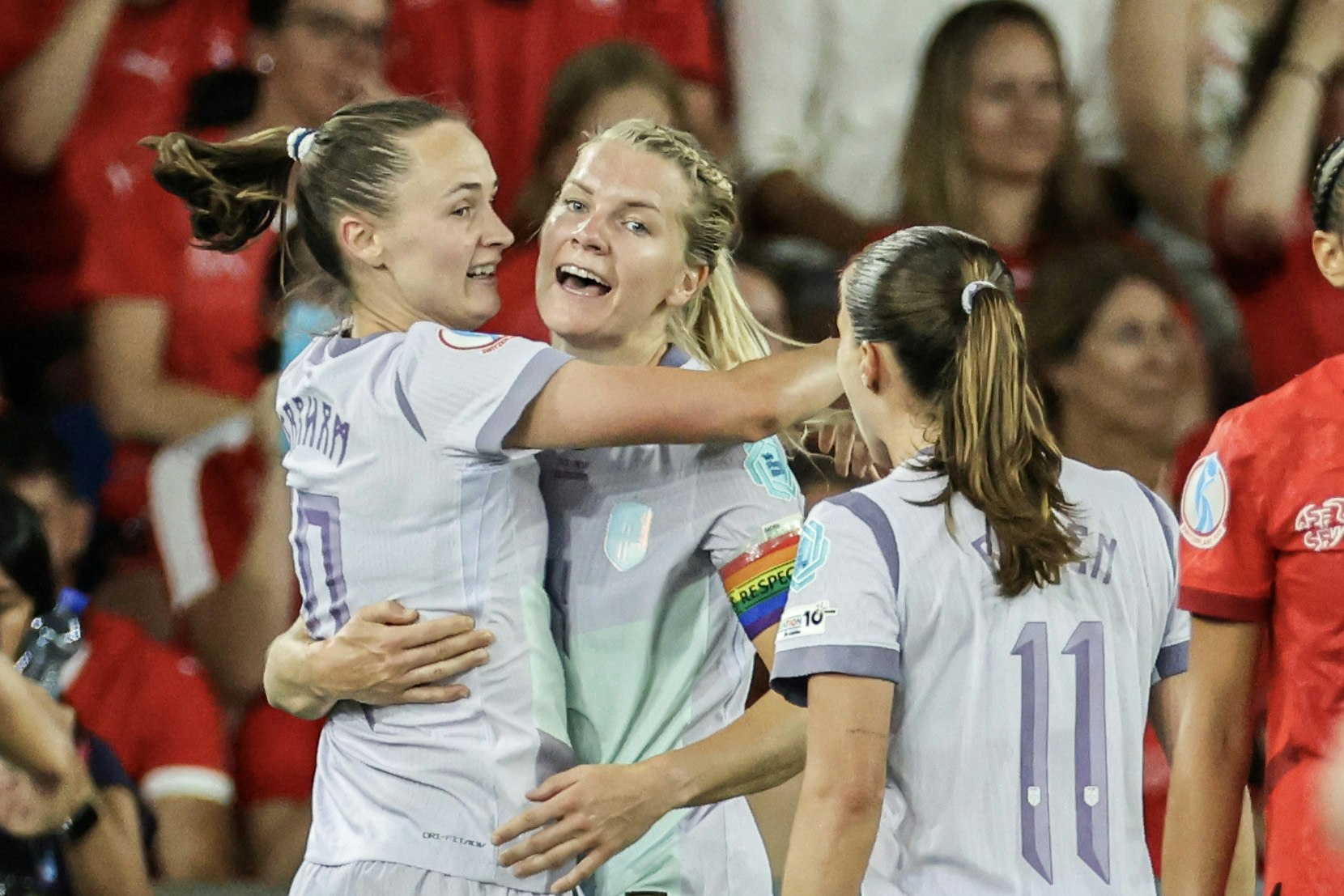 Basel, Sveits 20250702.  Norske spillere, Caroline Graham Hansen (t.v.), målscorerAda Hegerberg og Guro Reiten,  jubler etter 1-1-scoringen til Ada Hegerberg under EM-åpningskampen i fotball for kvinner mellom Norge og hjemmenasjonen Sveits på St. Jacob-Park Stadion i Basel. Foto: Geir Olsen / NTB