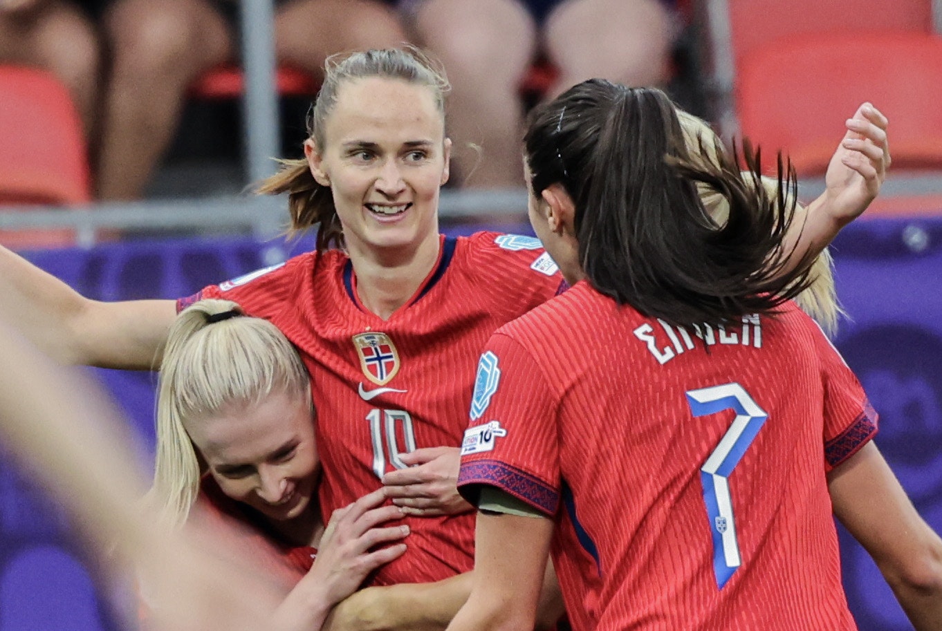 SLO TILBAKE: Caroline Hansen sikret seier mot Finland med sin lekre 2-1-scoring. Her jubler hun med The Bjelde (t.v.) og Ingrid Syrstad Engen.