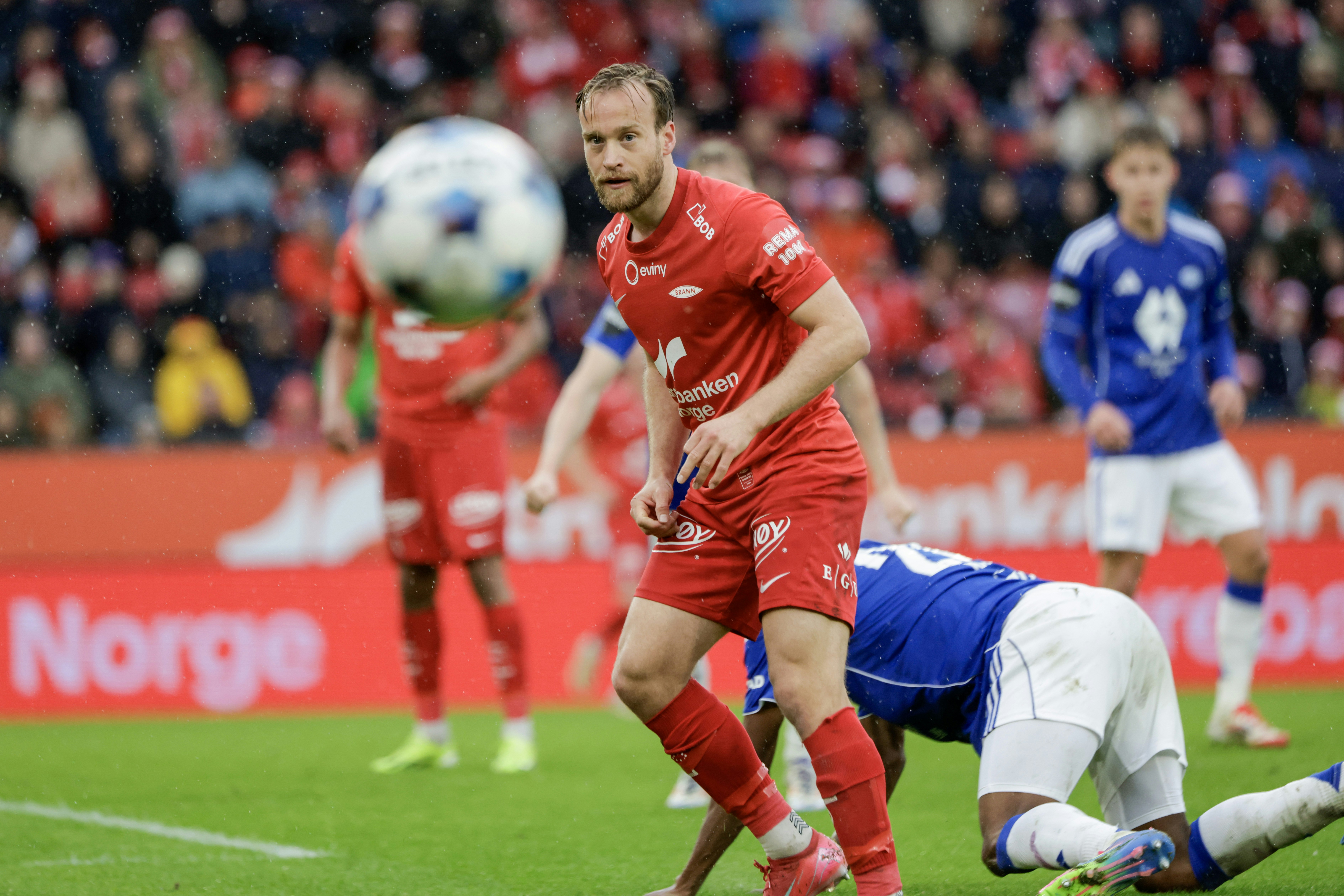 Bilde av Brann-spiller Bård Finne i en kamp mot Molde 2025.