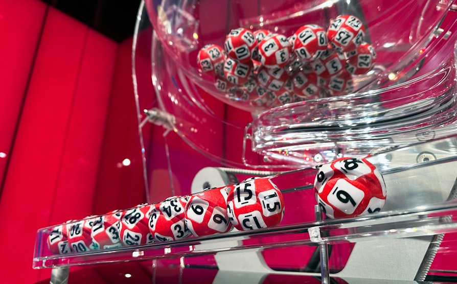 Trekningsmaskinen med de ferdig trukne Lotto-tallene lørdag 12.07.25.