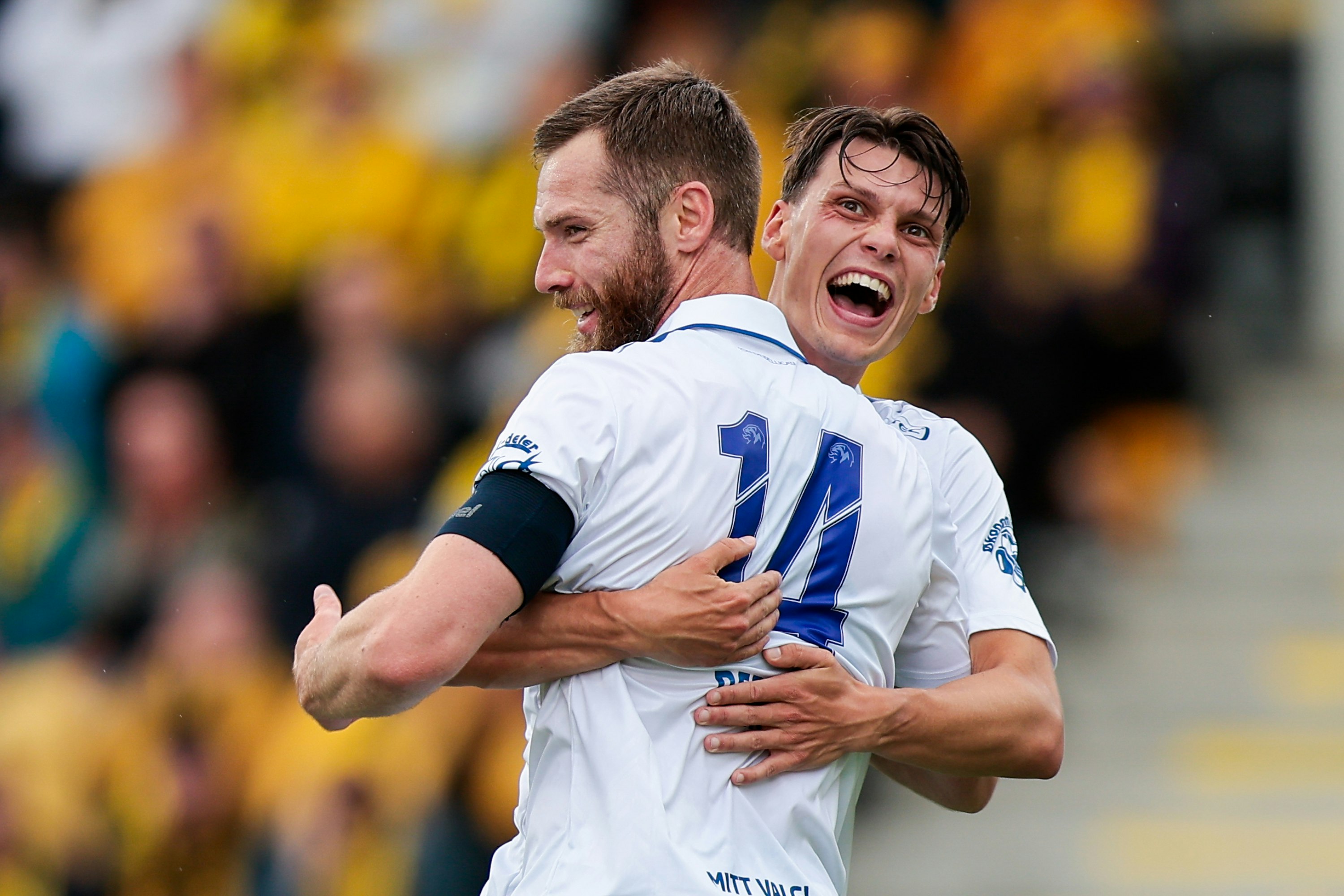 Bilde av Sarpsborg 08-spillerne Jo Inge Berget og Sander Christiansen. Jubler for førstnevntes avgjørende 1-0-scoring i semifinalen i cupen mot Viking onsdag. Nå blir det cupfinale for østfoldingene i desember 2025.