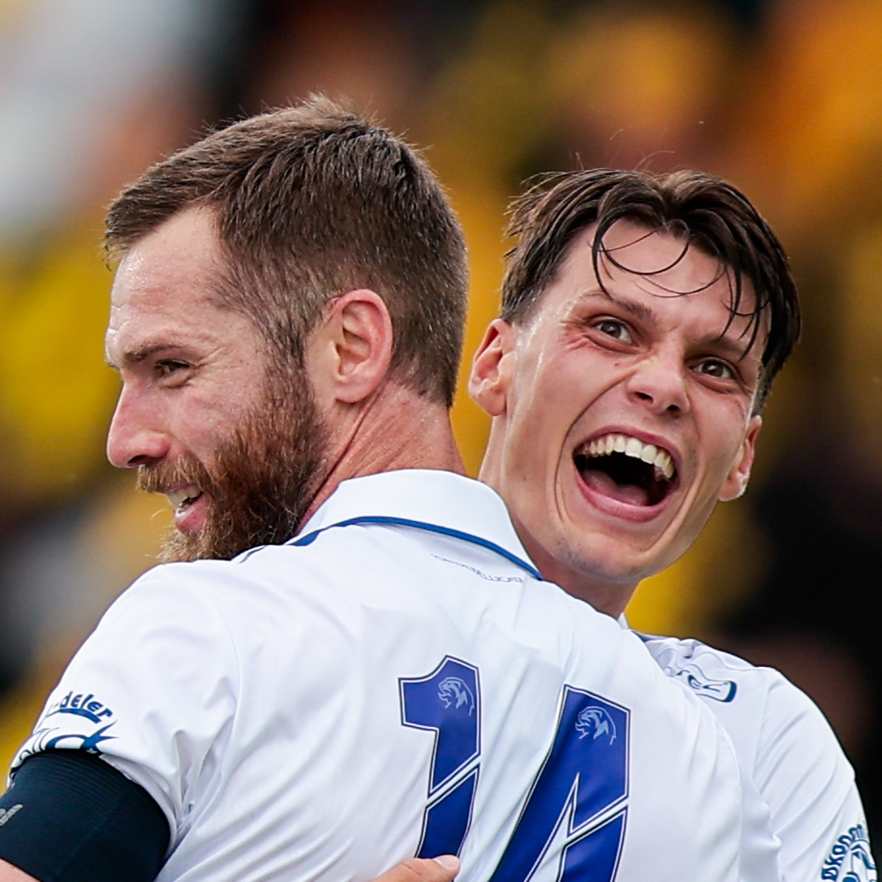 Bilde av Sarpsborg 08-spillerne Jo Inge Berget og Sander Christiansen. Jubler for førstnevntes avgjørende 1-0-scoring i semifinalen i cupen mot Viking onsdag. Nå blir det cupfinale for østfoldingene i desember 2025.