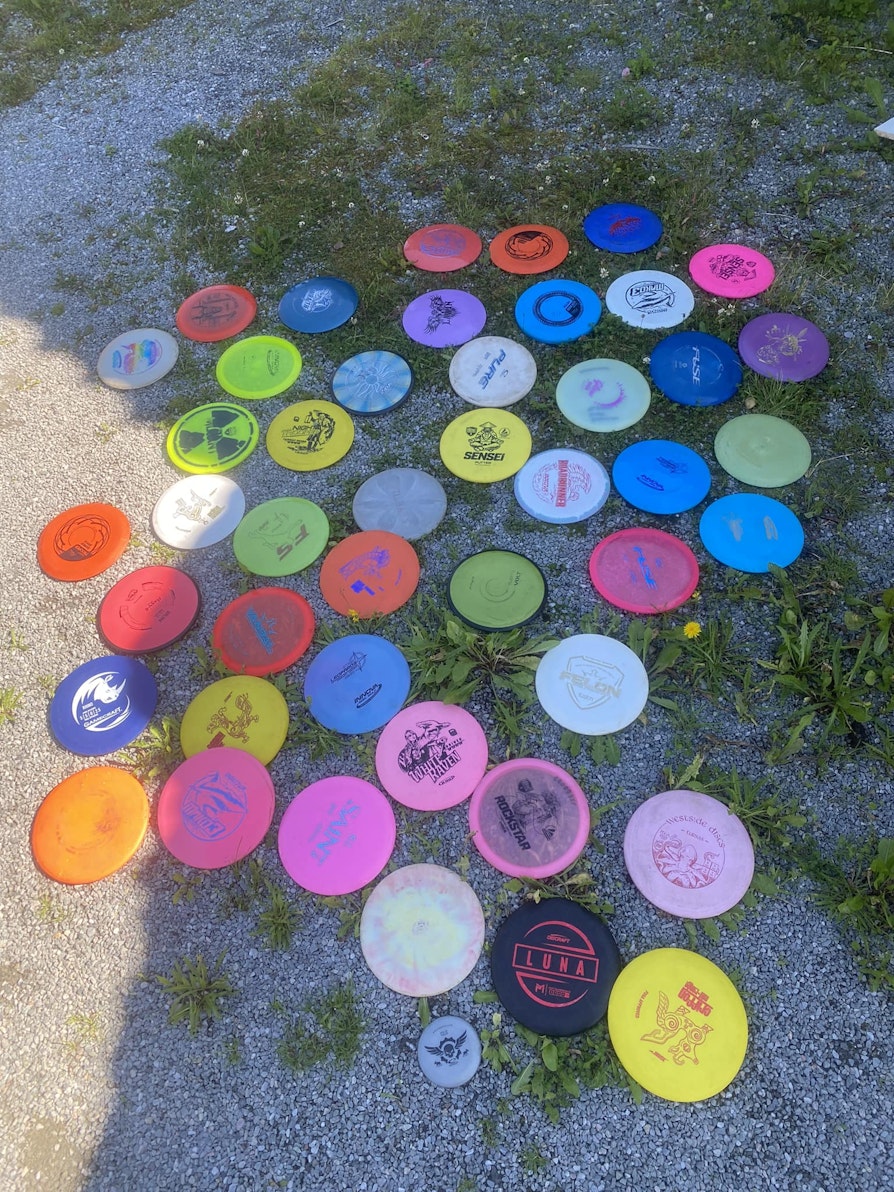 Ca 30 disker ligger på bakken.