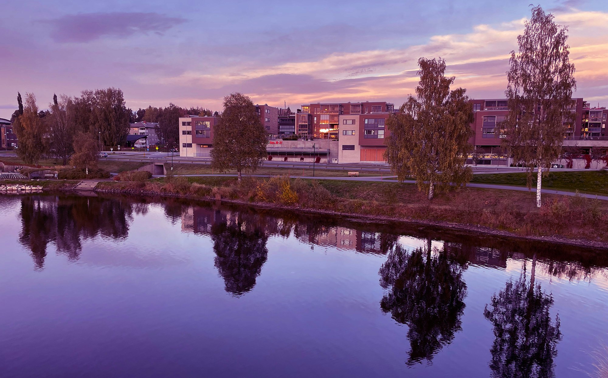 Vannkanten ved Glomma og gamlebruplassen i Elverum. Lilla toner i bildet, da Extra-kandidatener fra Elverum.
