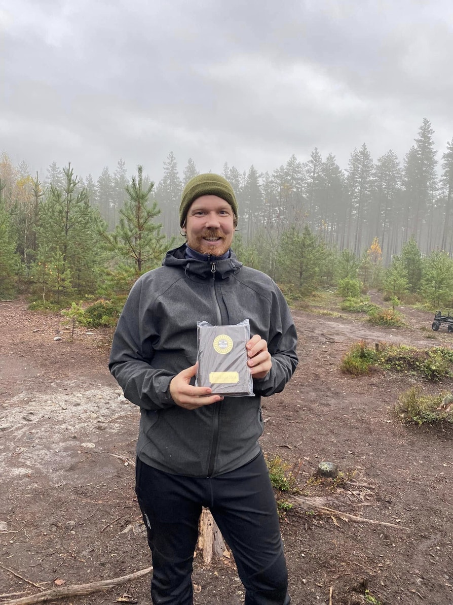Kasper viser frem trofeet han fikk. Han stpr i en åpen skog.