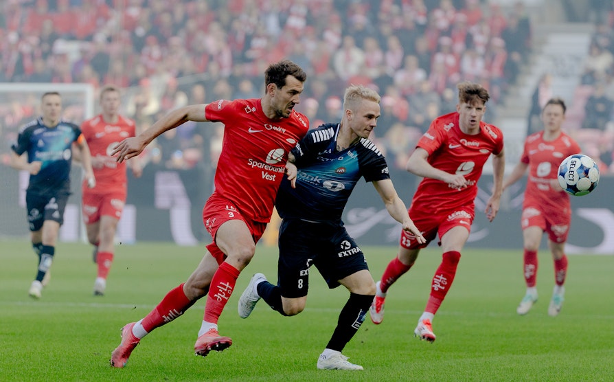 Branns Fredrik Pallesen Knudsen og Tromsøs Kent-Are Antonsen under eliteseriekampen i fotball mellom Brann og Tromsø på Brann stadion april 2025.