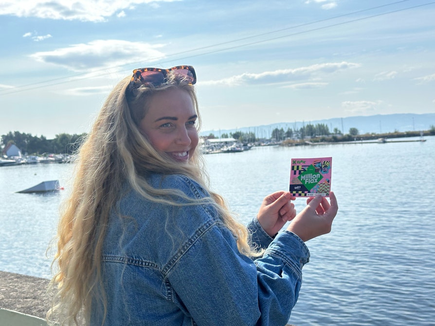 Illustrasjonsbilde av jente holder Flaxlodd