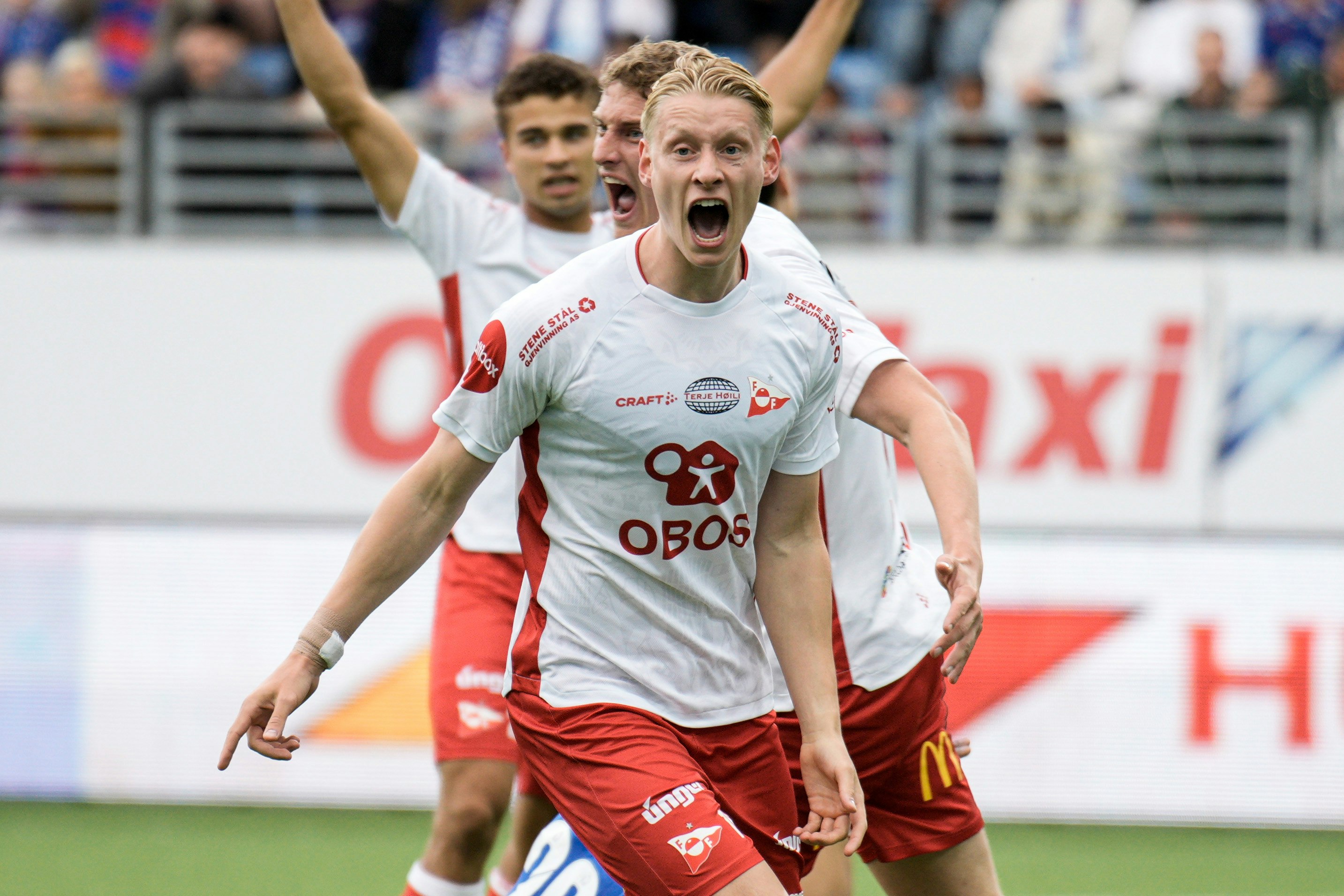 Fredrikstad spillere jubler over scoring
