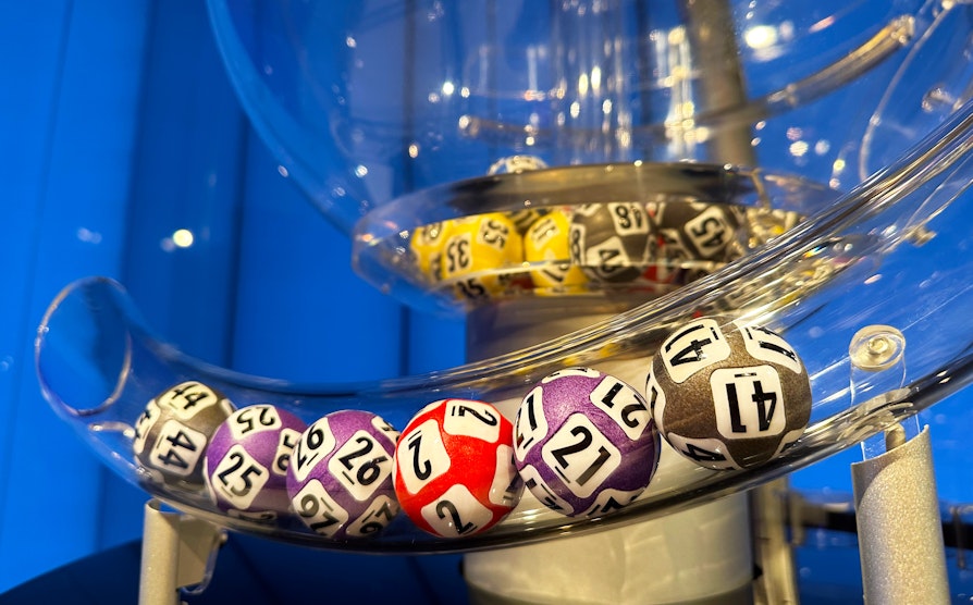 Trekningsmaskinen med de ferdig trukne Vikinglotto-tallene onsdag 20. august  2025.