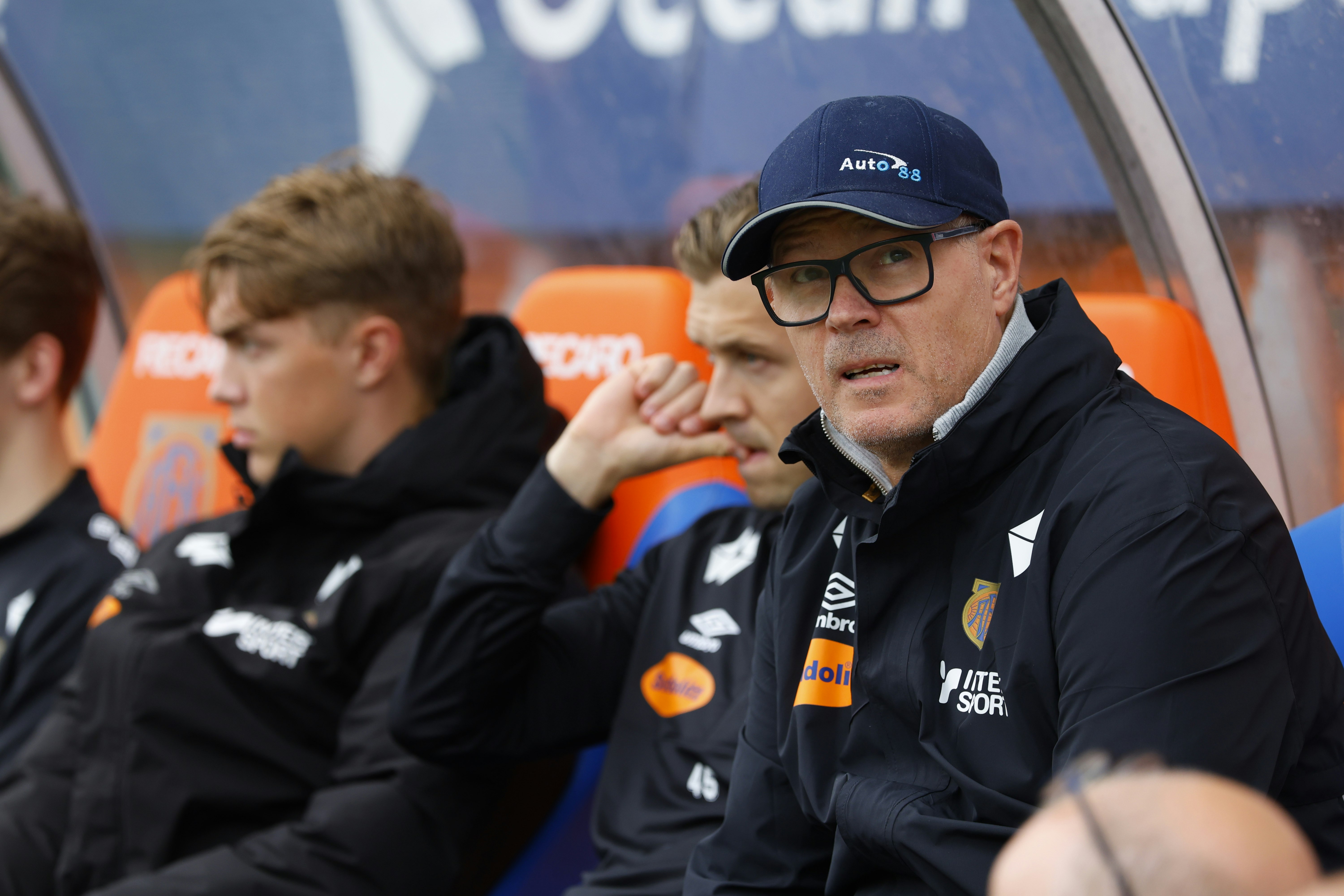 Bilde av Aalesund-trener Kjetil Rekdal. Sitter på benken under en NM-kamp borte mot Viking 2025.