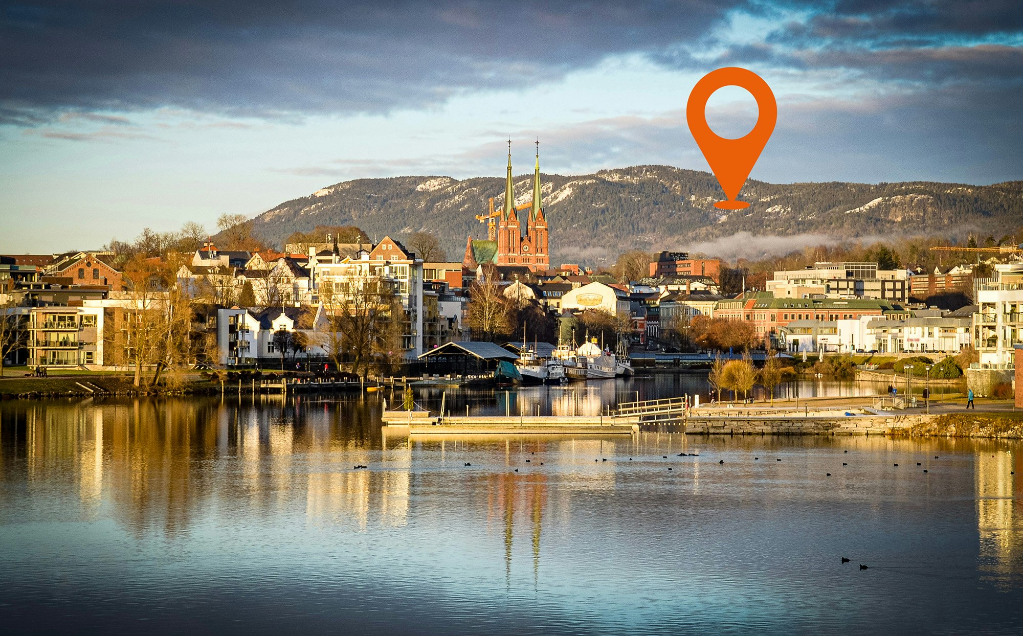 Nabolaget. Sentrum i Skien med kirke og flere bygninger. Geotag fra Nabolaget plassert litt til høyre i bildet.