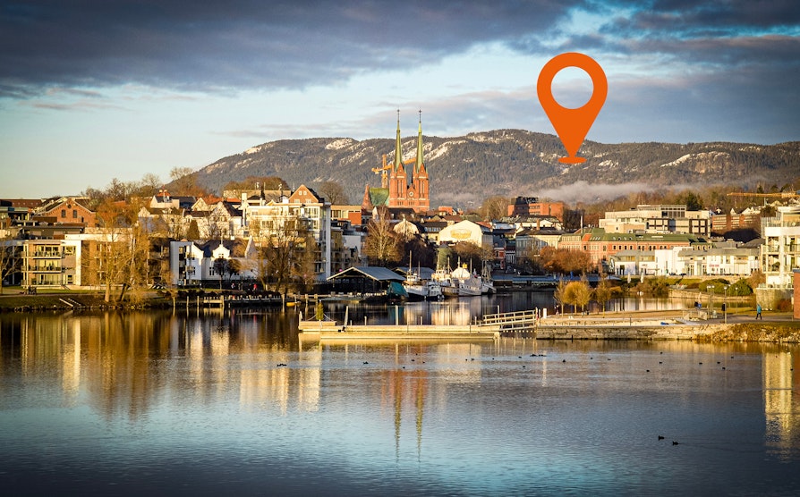 Nabolaget. Sentrum i Skien med kirke og flere bygninger. Geotag fra Nabolaget plassert litt til høyre i bildet.