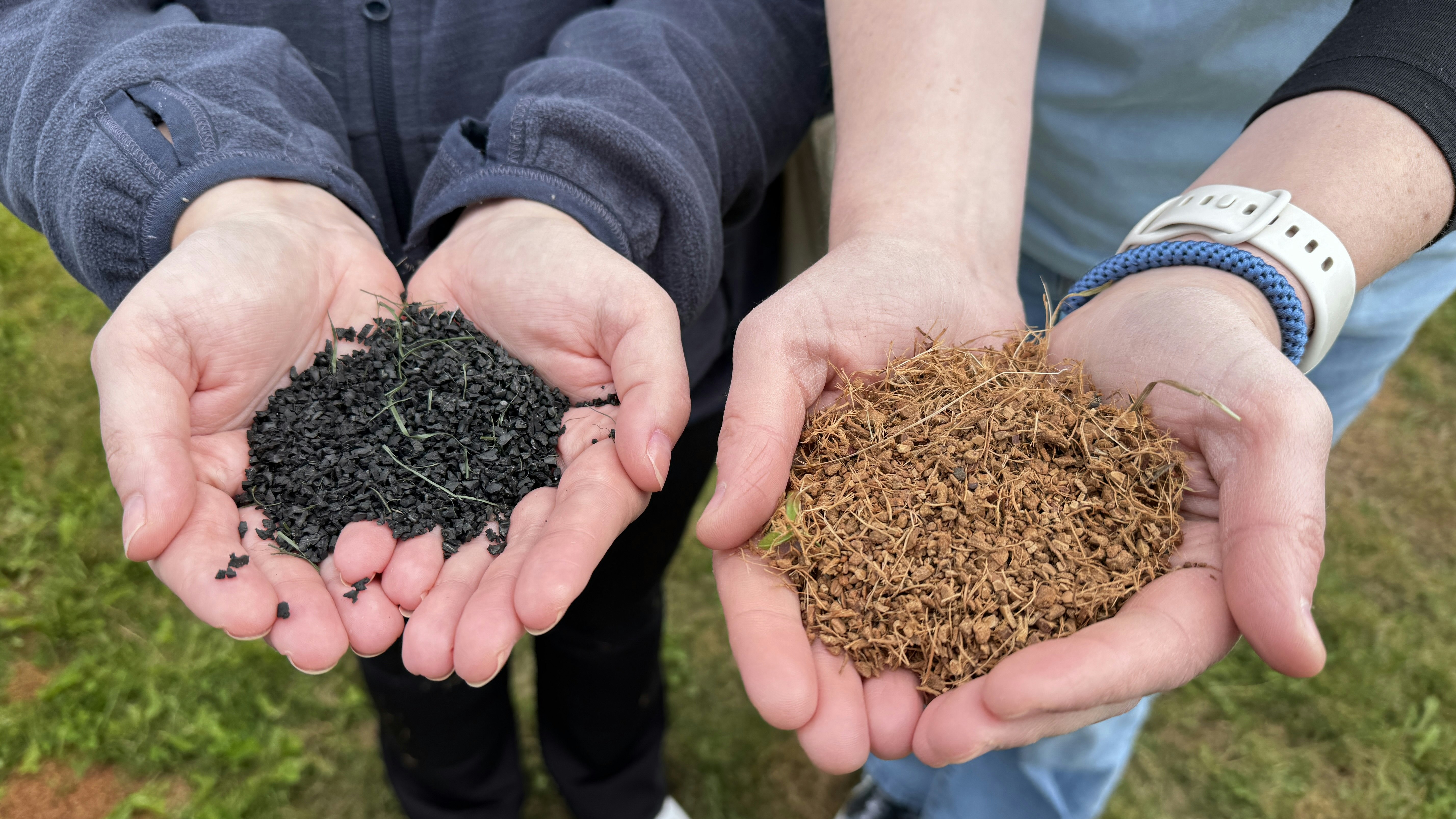 En hånd viser gummigranulat og en viser det nye og mer bærekraftige innyllsmaterialet, pinefill.