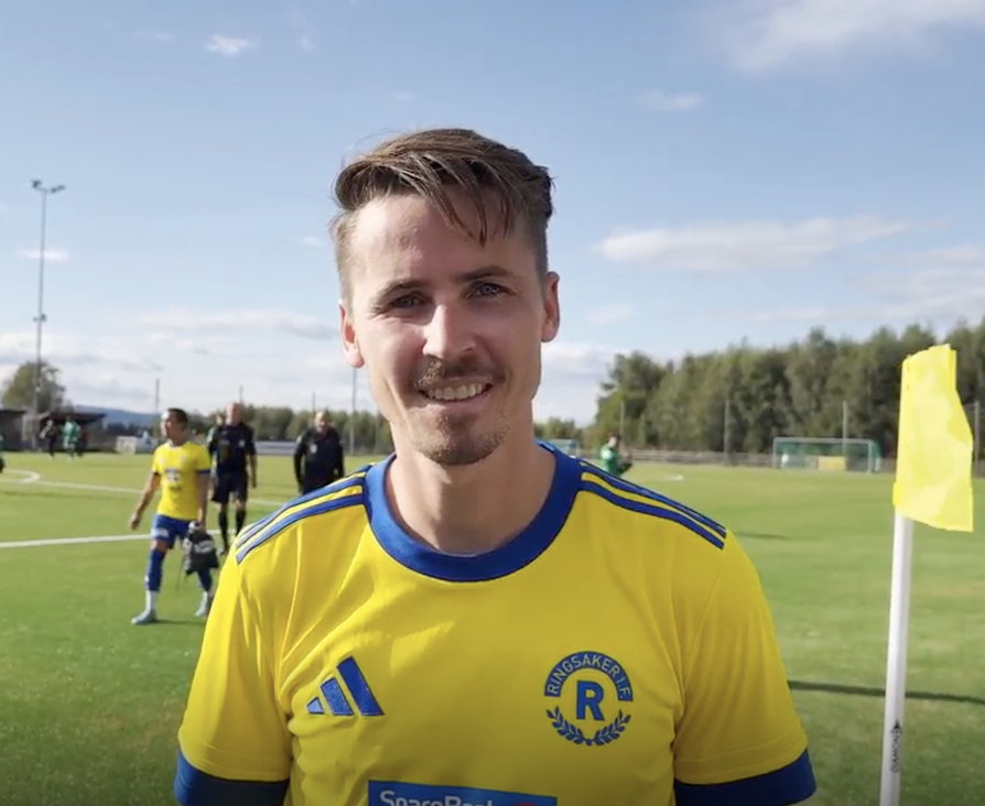 Portrettbilde av Torbjørn etter kampen. Han har på seg fotballtrøye som er gul og blå.