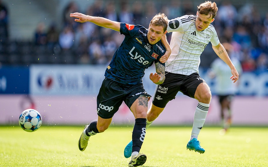 Vikings Herman Johan Haugen og Rosenborgs Jonas Søgaard Mortensen under eliteseriekampen i fotball mellom Rosenborg og Viking på Lerkendal stadion.