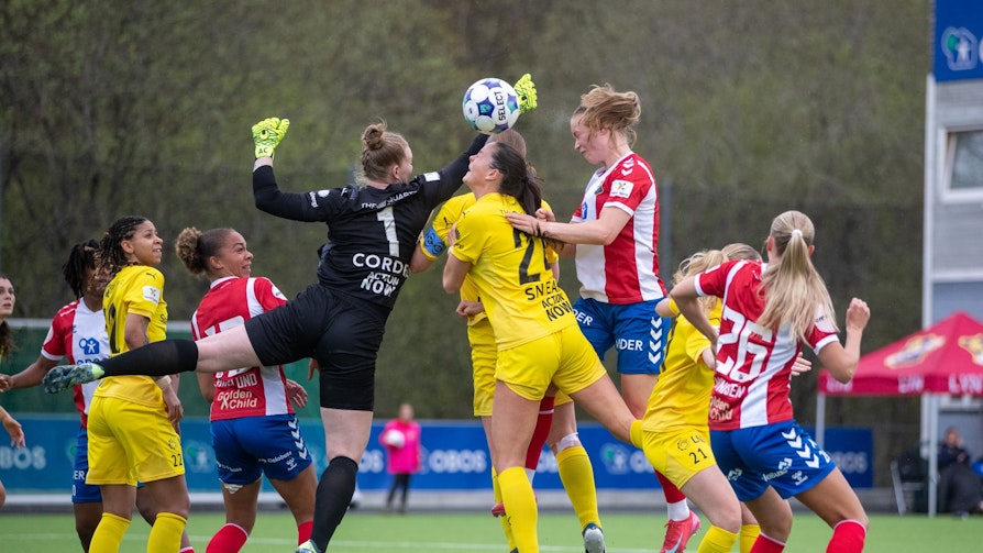 Toppserien. Spillere fra Bodø/Glimt og Lyn i duell på fotballbanen.