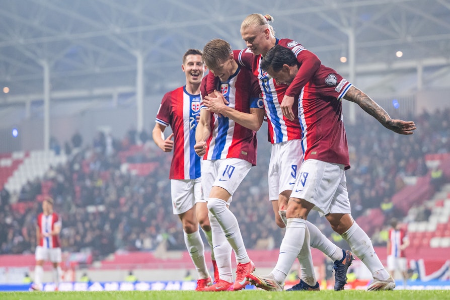Erling Braut Haaland feirer mål i landskampen i fotball med Lasse Berg Johnsen, Martin Ødegaard og Aron Dønnum, 25. mars 2025 i Debrecen.