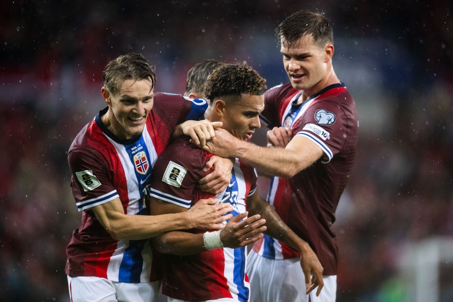 Norges herrelandslag i fotball. Martin Ødegaard, Antonio Nusa og Alexander Sørloth feirer scoring i landskampen mot Italia.