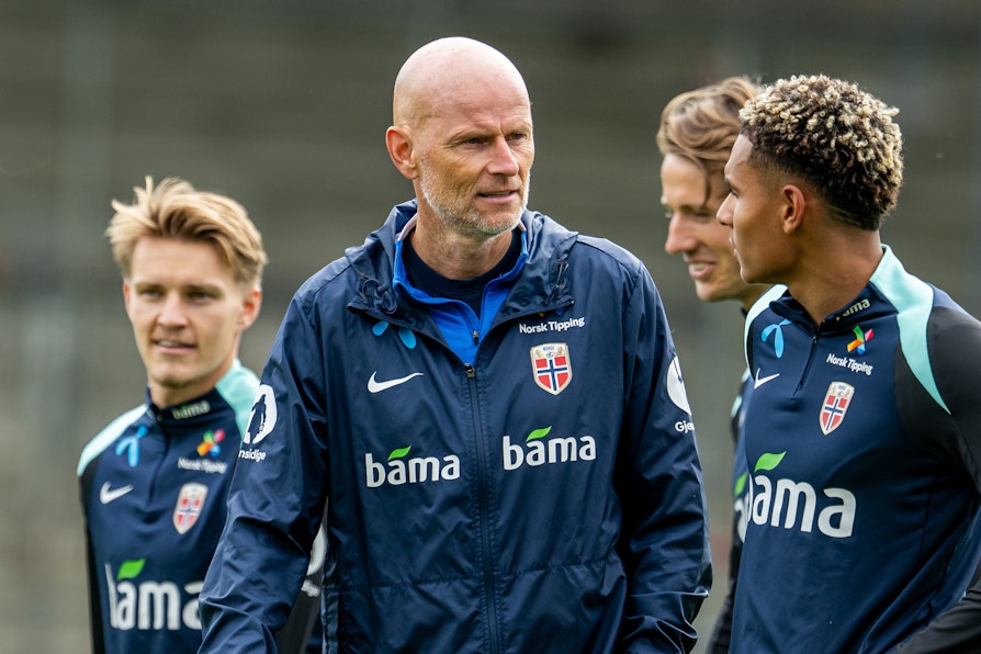 Landslagstrener Ståle Solbaken på trening sammen med flere av Norges spillere.