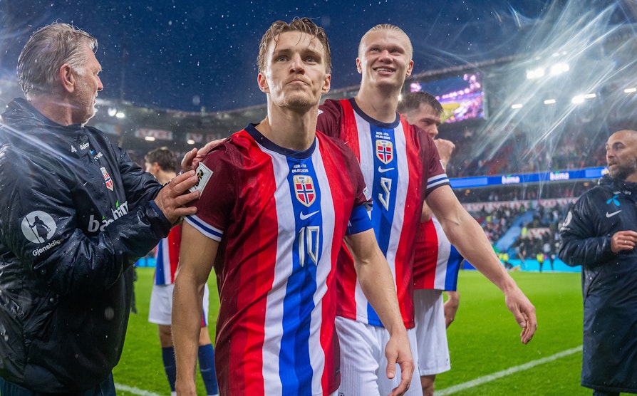 Martin Ødegaard og Erling Braut Haaland etter Norges seier mot Italia i VM-kvalifiseringen.